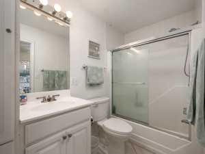 chateaux84-17-primary-bath.jpg