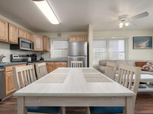 chateaux84-7-dining-kitchen.jpg