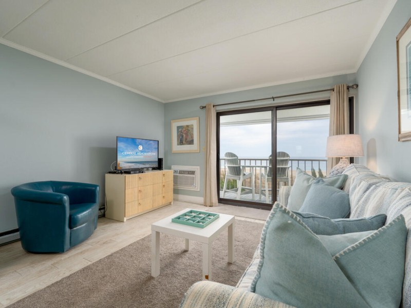 oceanwalk211-5-living-area.jpg