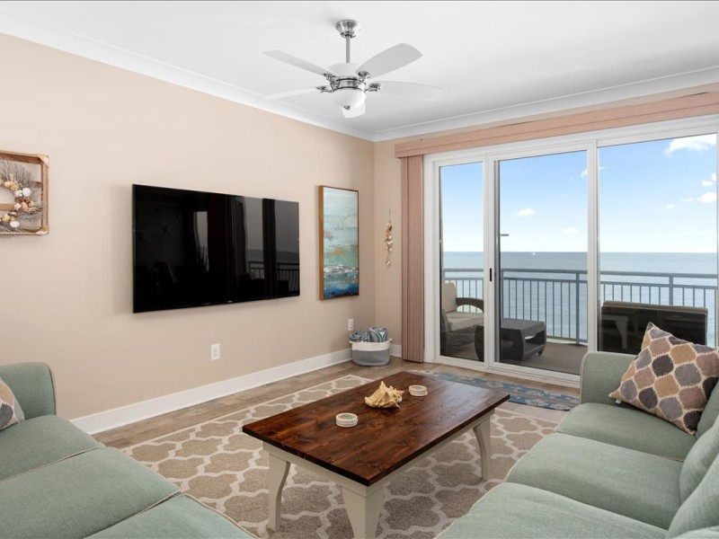05-gateway-grand-609-5-living-area.jpg