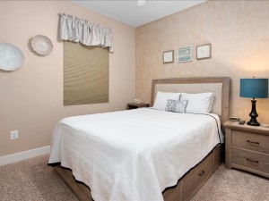 31-gateway-grand-609-31-bedroom-2.jpg