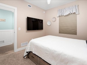 32-gateway-grand-609-32-bedroom-2.jpg