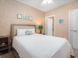 33-gateway-grand-609-33-bedroom-2.jpg