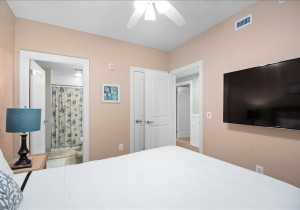 34-gateway-grand-609-34-bedroom-2.jpg