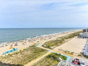 50-gateway-grand-609-50-view-south.jpg
