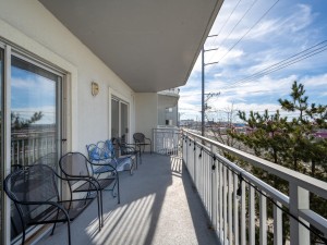 aventura203-22-balcony.jpg