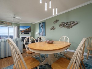 aventura203-3-dining-area.jpg