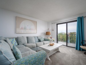 soverignseas203-1-living-area.jpg