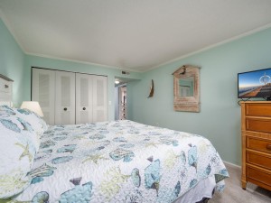 soverignseas203-10-primary-bedroom.jpg
