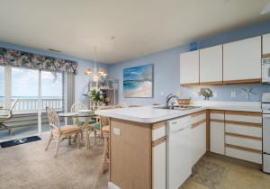 harbourtowne202b-10-dining-area.jpg