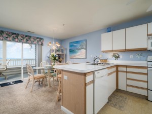 harbourtowne202b-10-dining-area.jpg