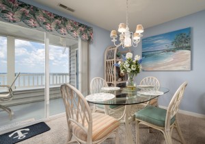harbourtowne202b-11-dining-area.jpg