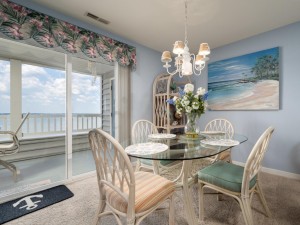 harbourtowne202b-11-dining-area.jpg