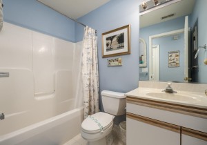 harbourtowne202b-21-bath-2.jpg