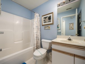harbourtowne202b-21-bath-2.jpg