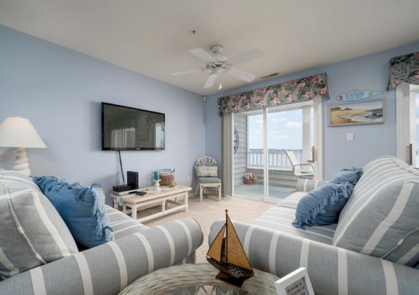 harbourtowne202b-8-living-area.jpg