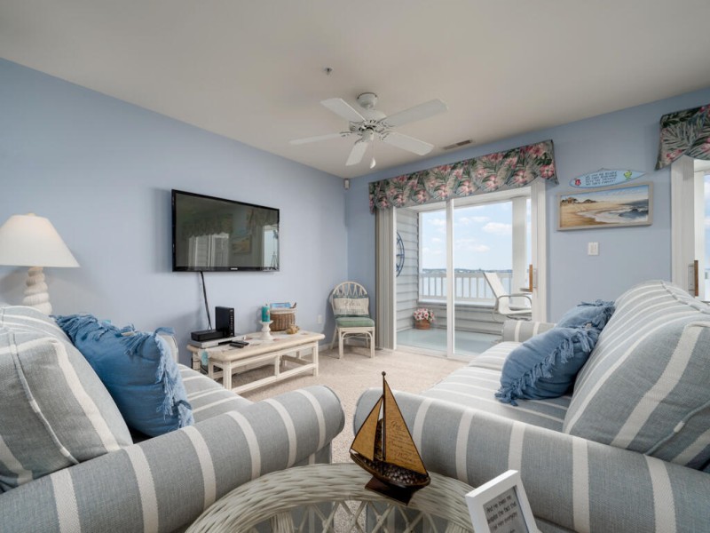 harbourtowne202b-8-living-area.jpg