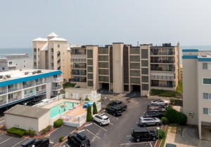 amberwaves-1d-exterior-and-pool.jpg