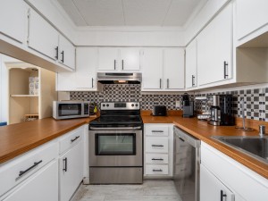 condesa302-8-kitchen.jpg