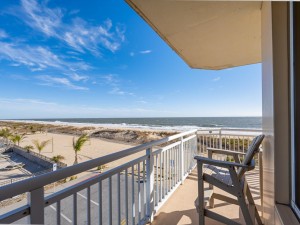 gateway213-8-balcony.jpg