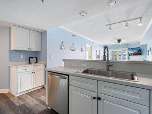 casadelmar103-9-kitchen.jpg