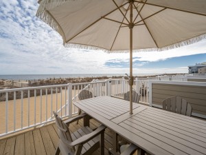 beachwalk7-7-lower-deck.jpg