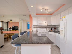 goldensands518-13-kitchen.jpg