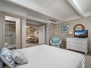 whitesandsvillage17-26-lower-bedroom.jpg