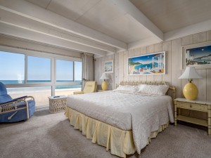 whitesandsvillage17-31-primary-bedroom-upper-floor.jpg