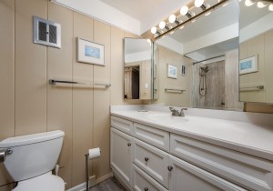 whitesandsvillage17-34-upstairs-bath.jpg