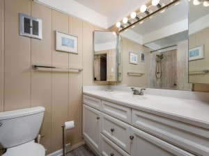 whitesandsvillage17-34-upstairs-bath.jpg