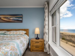 breakawayeast501-18-primary-bedroom.jpg
