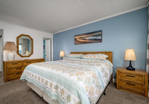 breakawayeast501-19-primary-bedroom.jpg