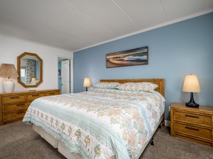 breakawayeast501-19-primary-bedroom.jpg