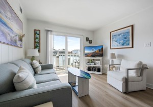 bayestates113b-12-living-area.jpg