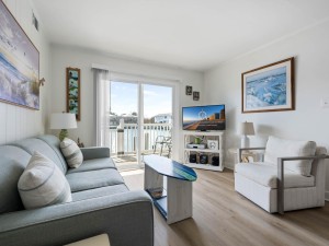 bayestates113b-12-living-area.jpg