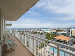 gateway713-6-side-balcony.jpg