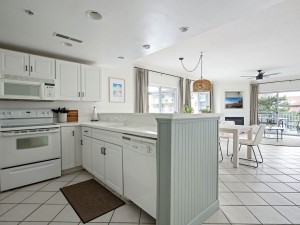 aventura106-16-kitchen.jpg