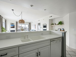 aventura106-17-kitchen.jpg