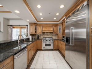 carlye403-16-kitchen.jpg