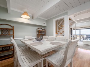 beachcolony4-31-dining-area.jpg