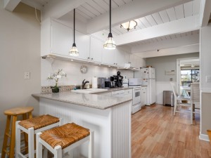 beachcolony4-36-kitchen.jpg