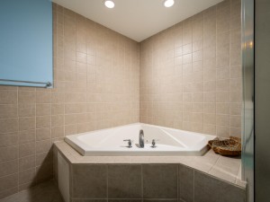 sunsetpoint305-18-primary-bath.jpg