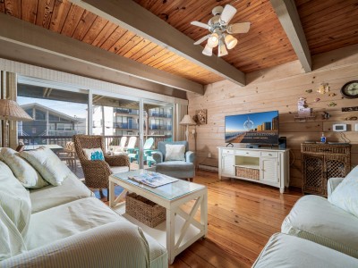 beachplacenorth20-17-living-area.jpg