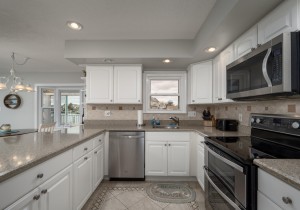 bering418-14-kitchen.jpg