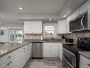 bering418-14-kitchen.jpg