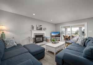 bering418-17-living-area.jpg