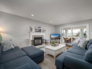 bering418-17-living-area.jpg