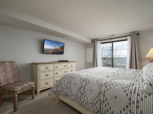 waves204-14-primary-bedroom.jpg