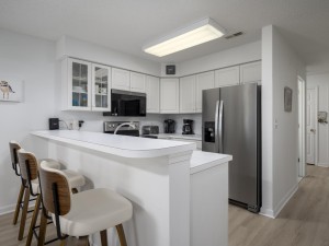 hiddenharbo137f-11-kitchen.jpg